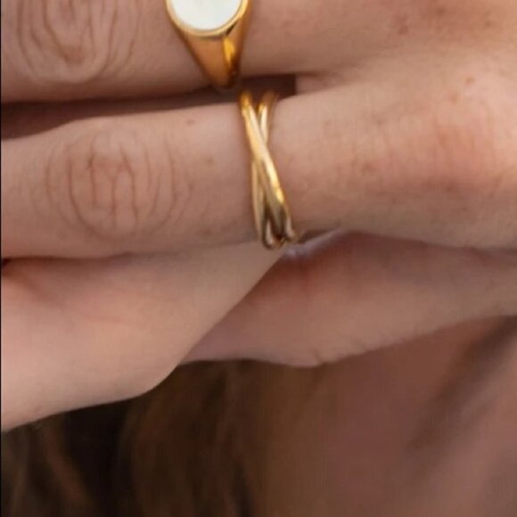 Gold Band Double Intertwined Crisscross Rings - Picture 5 of 8